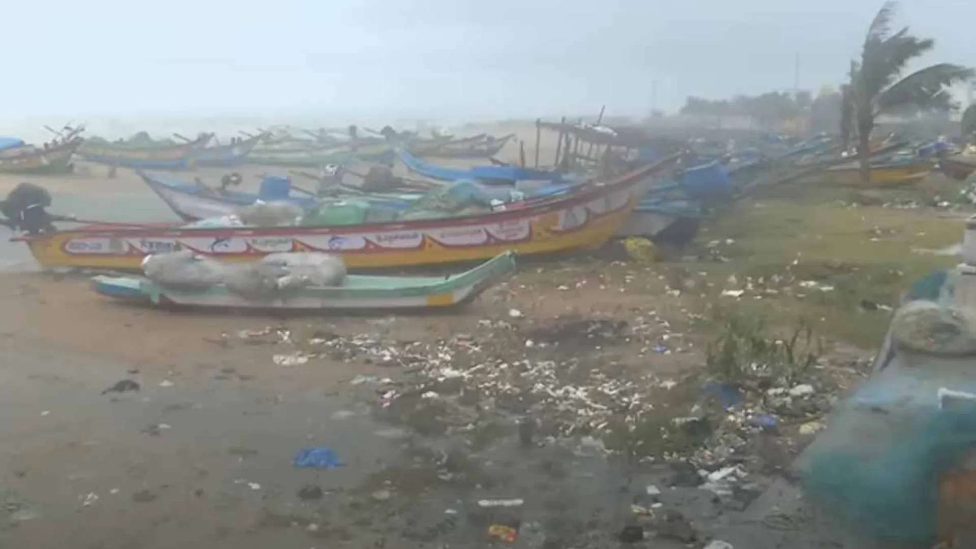 Strong winds in Kovalam; Deserted ECR