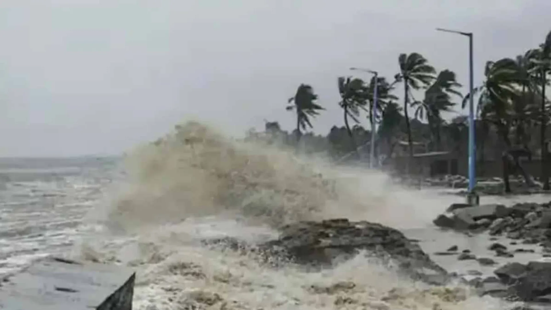 Cyclone 'Fenchal' makes landfall - power outages in Chennai suburbs