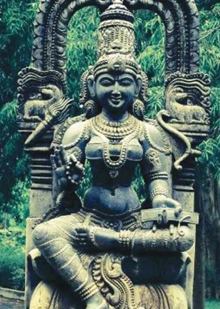 /idhalgal/eniya-utayam/tamil-woman-who-walks-her-hands-space-and-time-salem-sumathirani