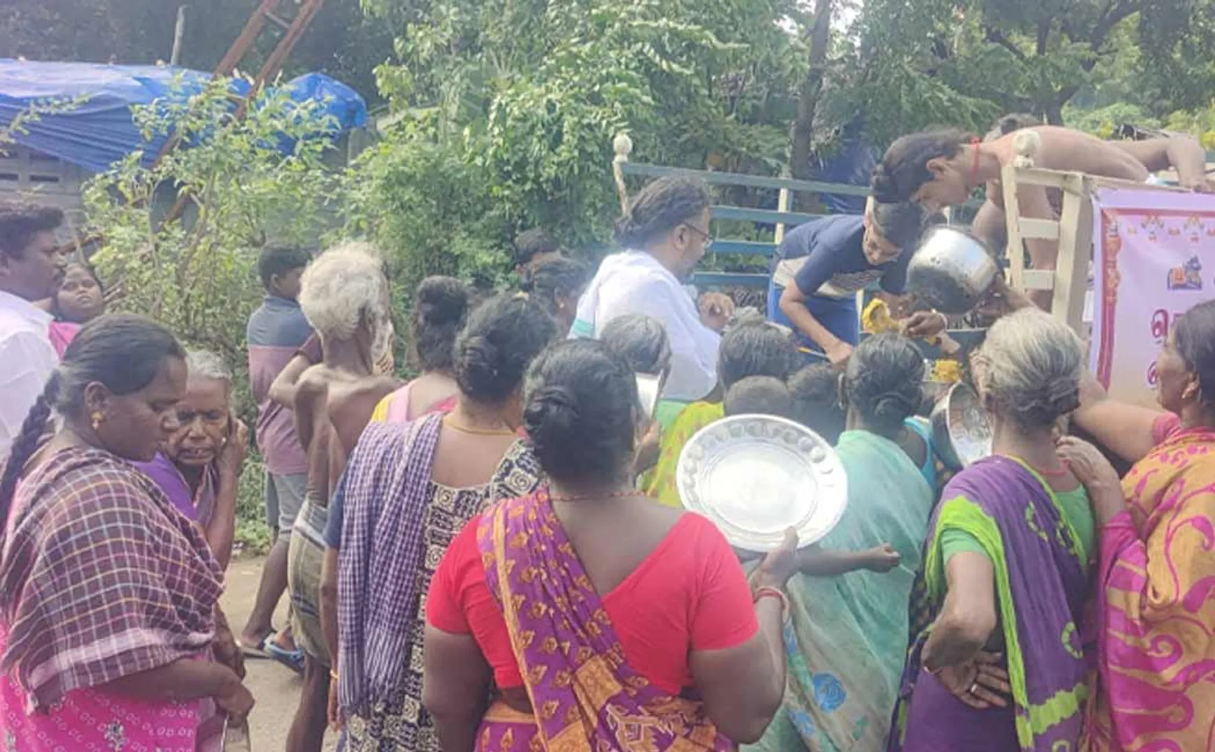 Nataraja Temple Dikshithars provide food to those affected by rain