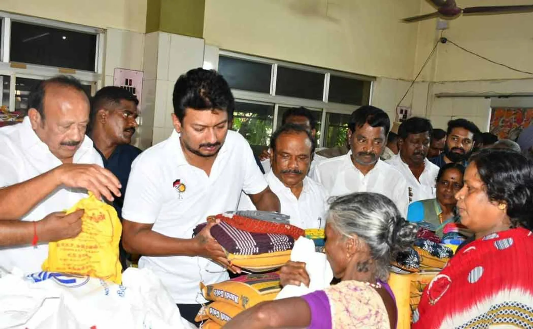 Deputy CM met the affected people in Cuddalore and provided relief