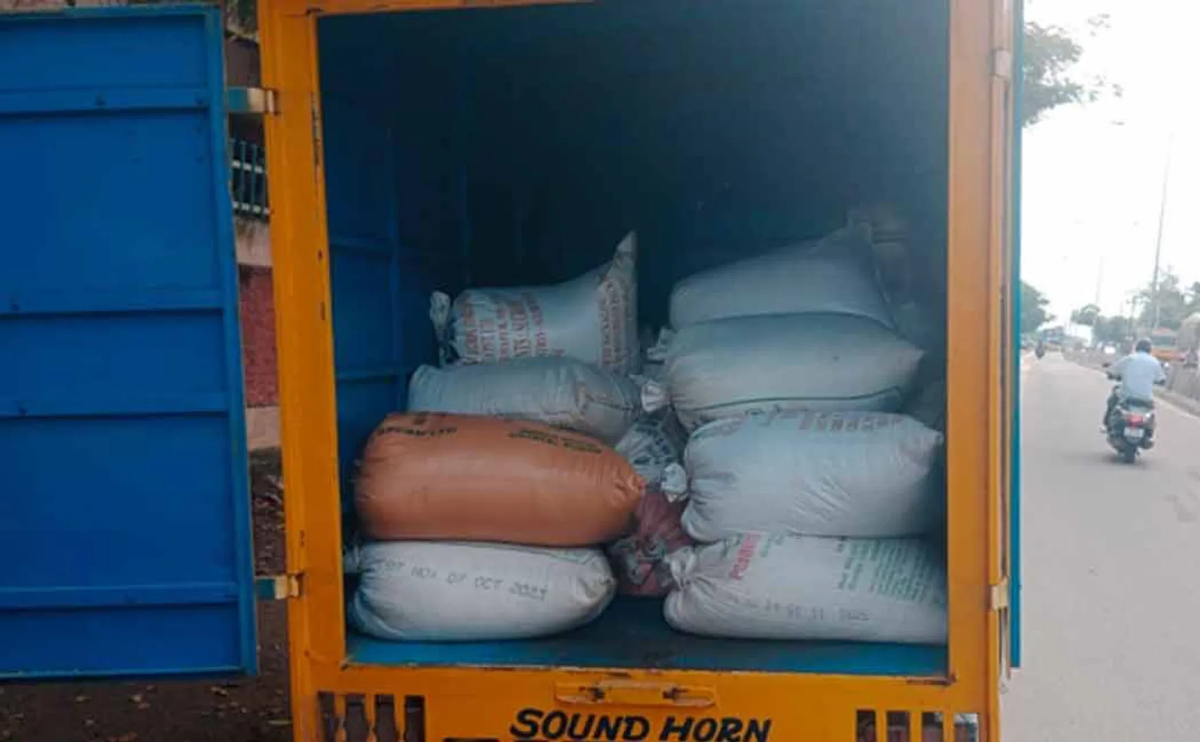 Smuggling of a thousand kilos of ration rice in a cargo vehicle