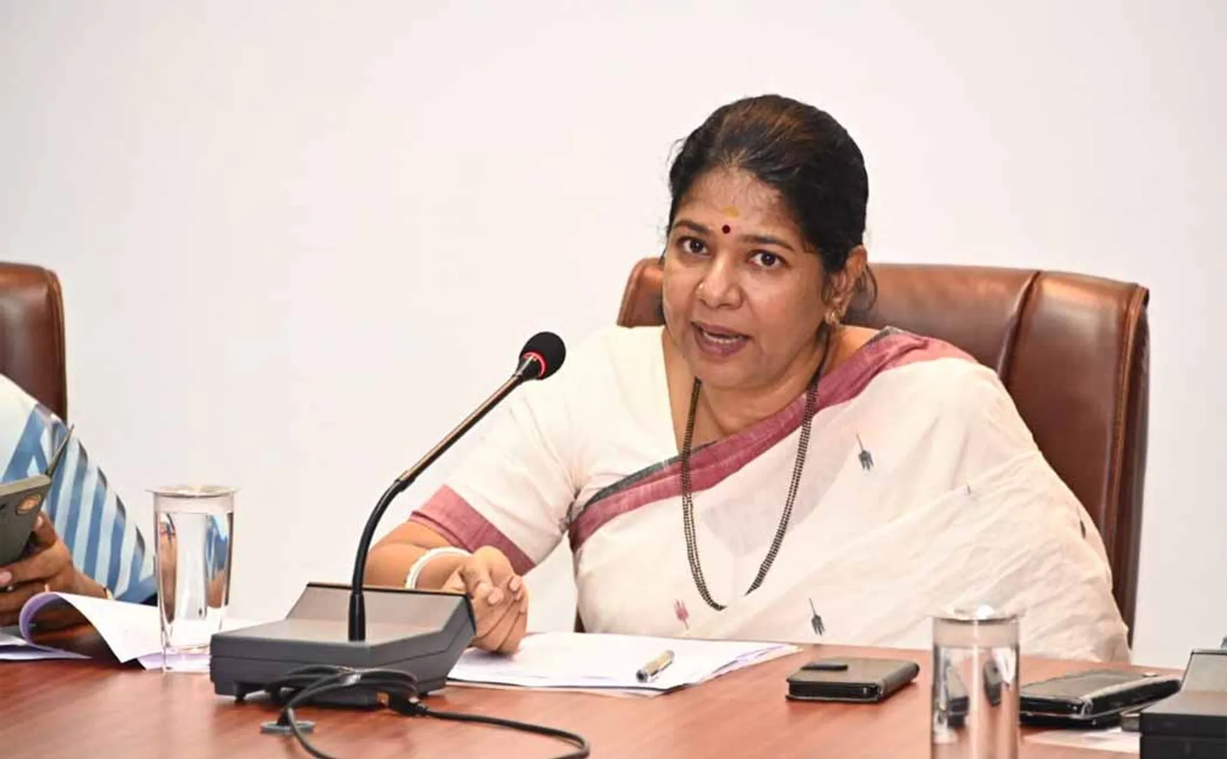 Rs. 2 thousand crore should be released Kanimozhi MP Notice