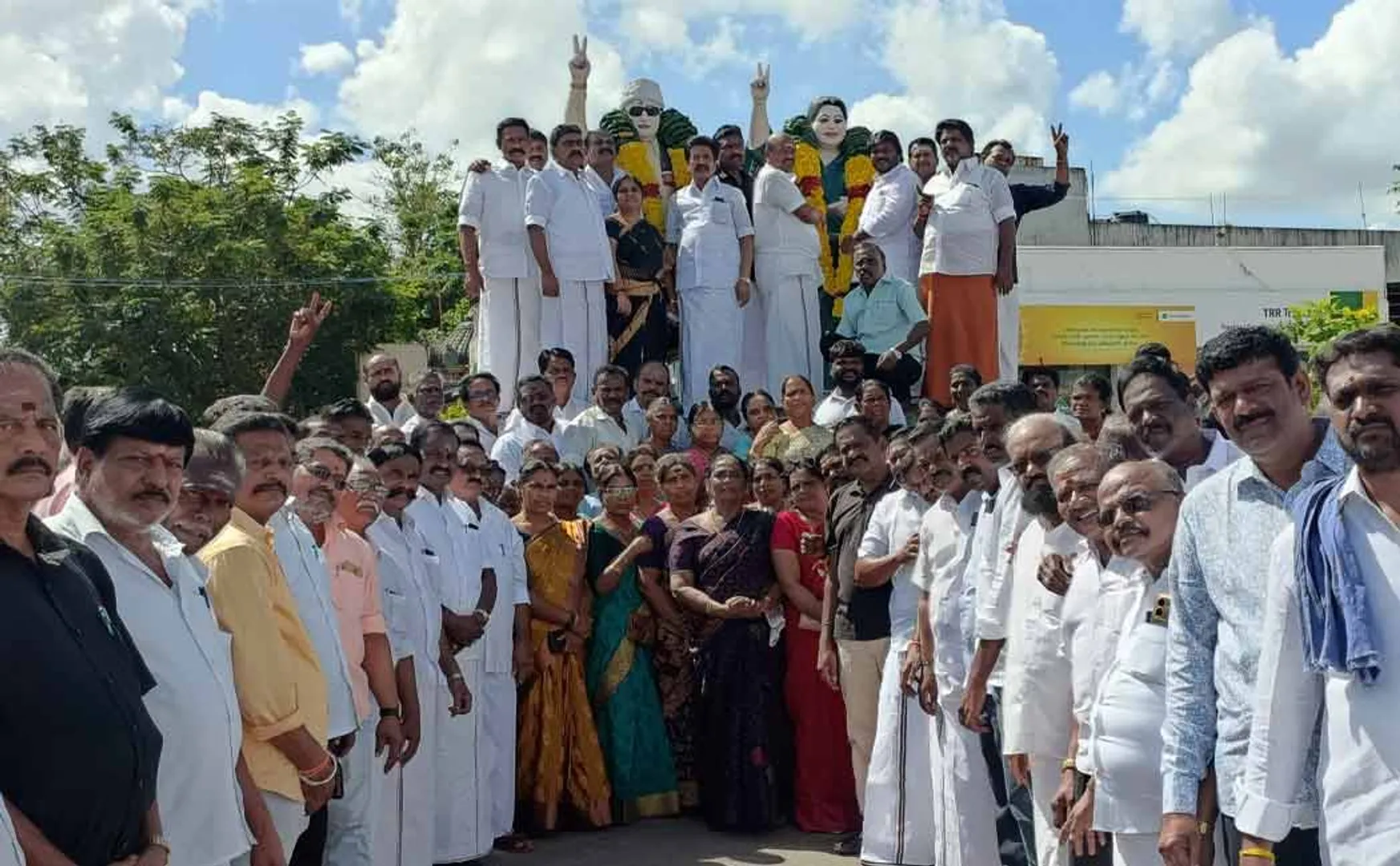  Jayalalithaa  statue paid homage by garlanding it in Chidambaram