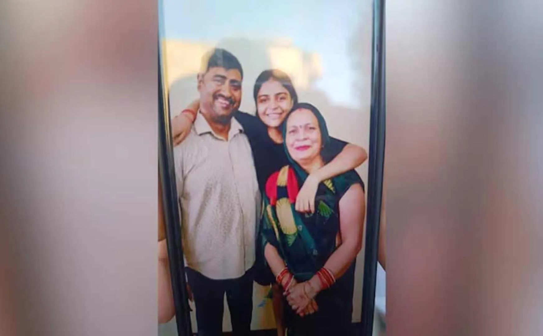 The son who hit his parents and played with the police in delhi