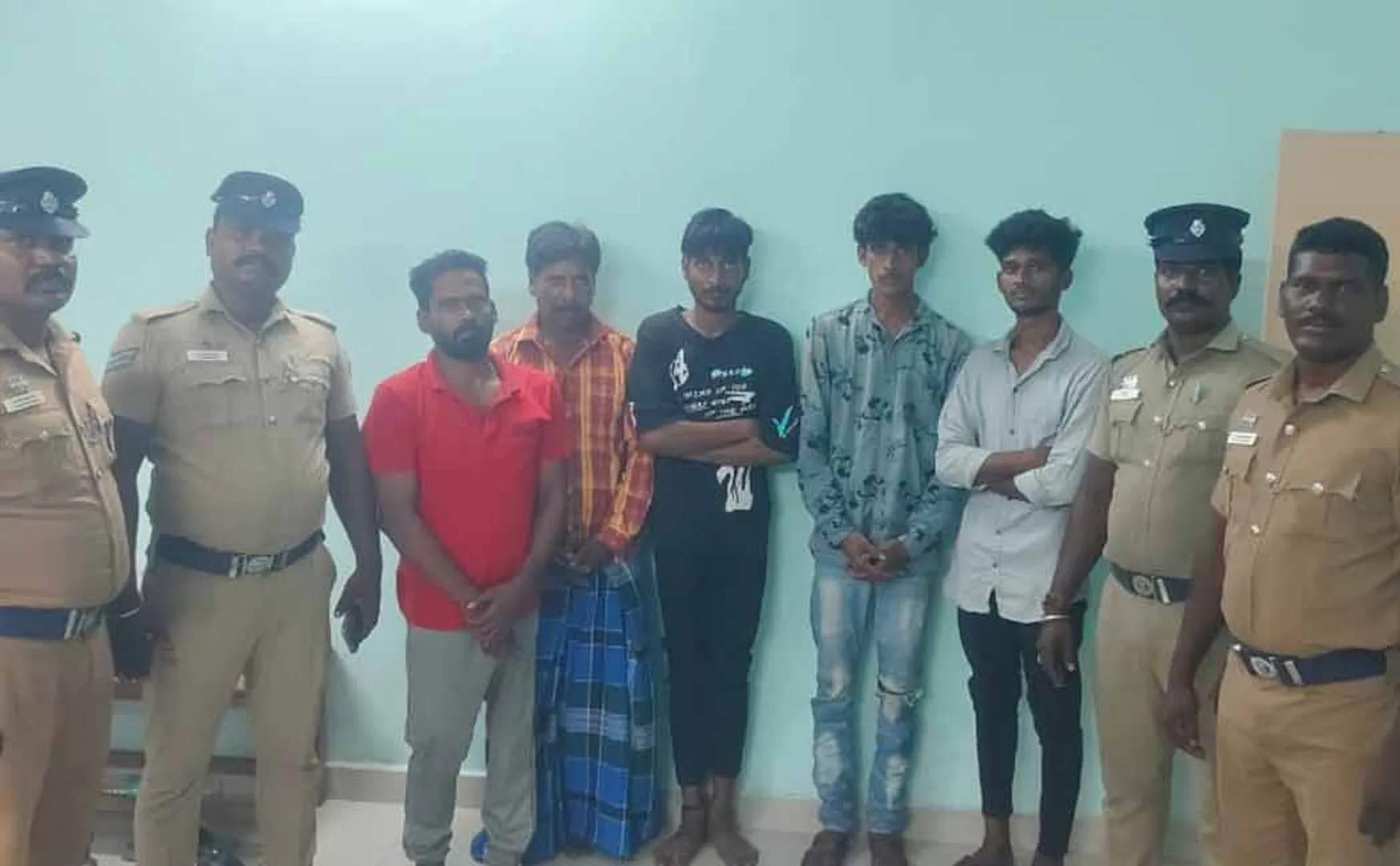 gang of 5 people who were selling cannabis were arrested