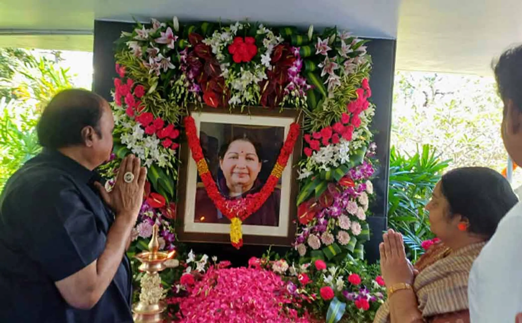 Pugazhendi paid homage at Jayalalitha residence