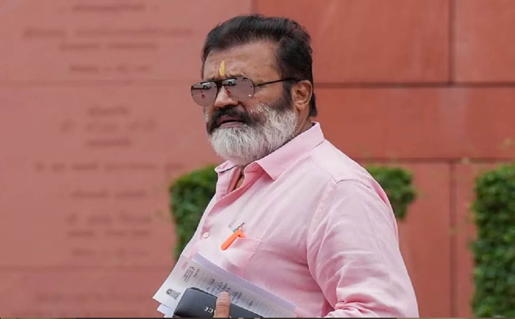 suresh gopi gets green signal from bjp leaders to continue acting