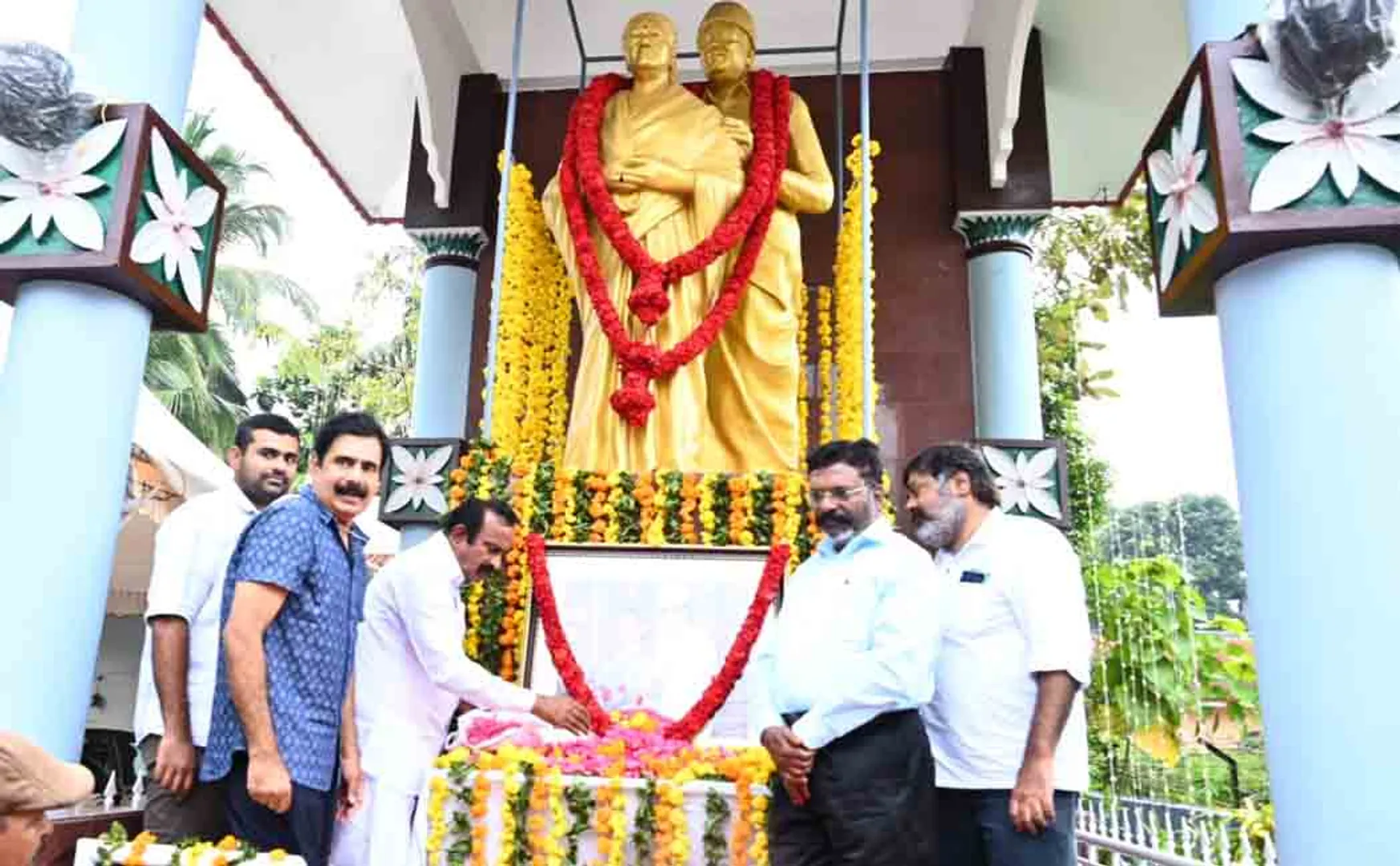   Minister Muthusamy, Thol. Thirumavalavan MP pay floral tributes to MGR Janaki statue in Kerala