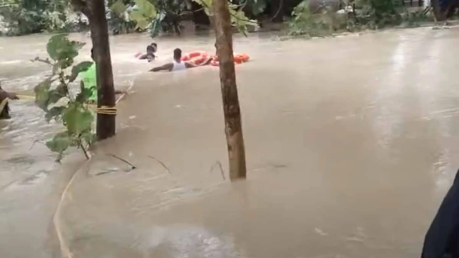 Brick Creek floods; Rescue of 6 trapped people