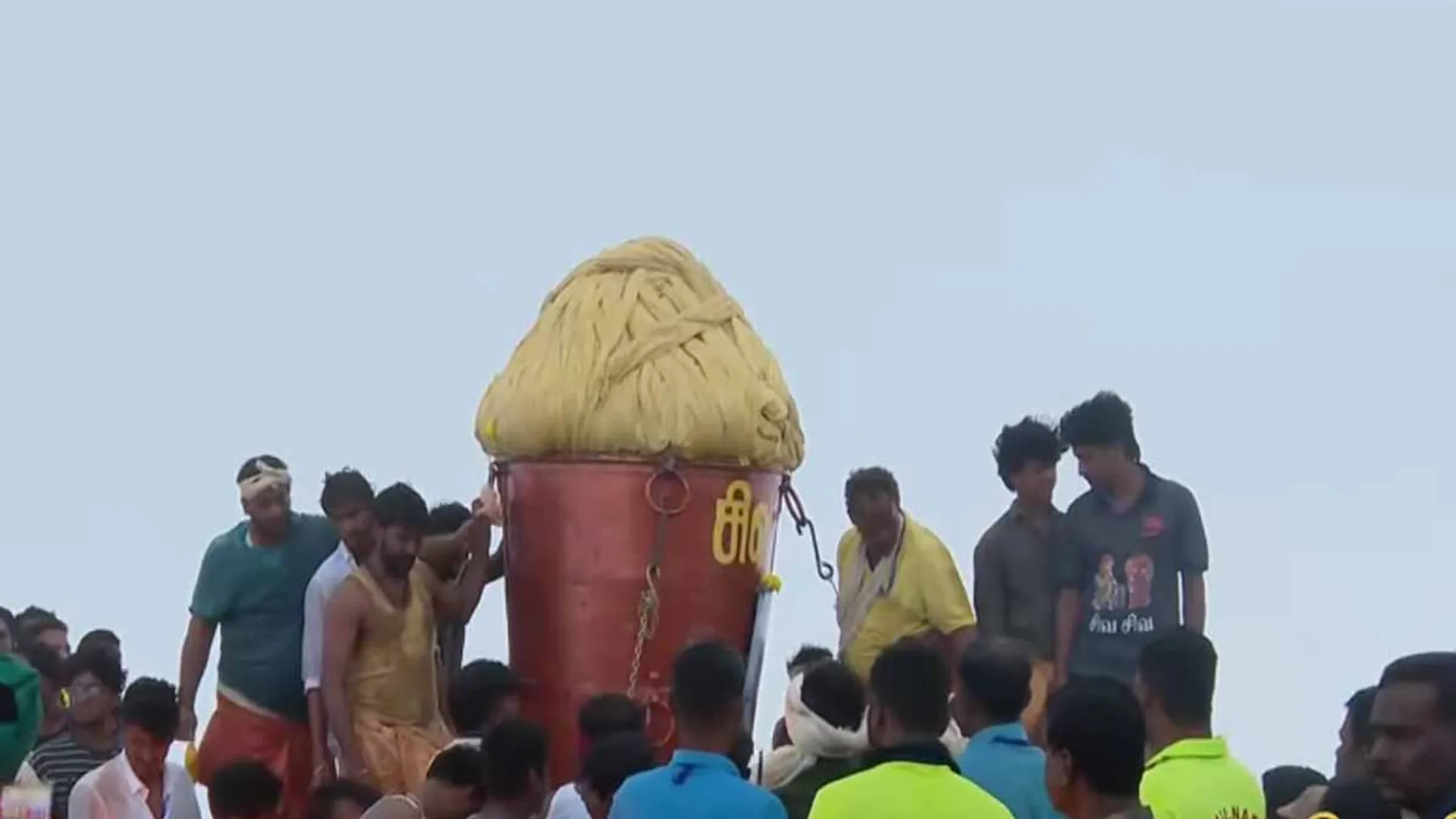  Festival faceThiruvannamalai- Preparations for lighting the lamp on the top of the hill are in full swing