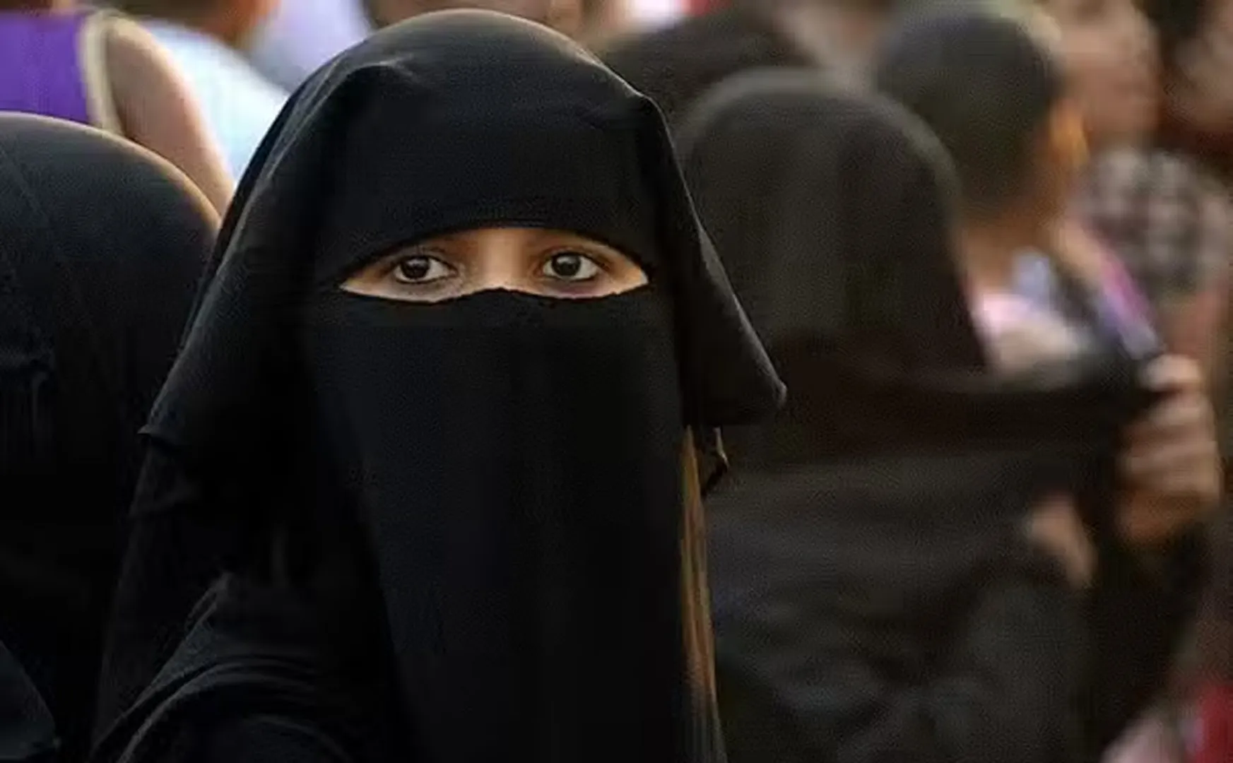 A Muslim husband gave divorce to his wife for walking alone in thane