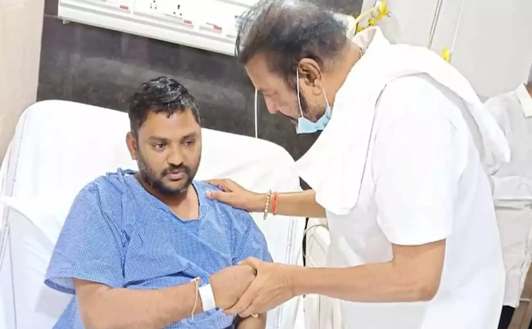 mohan babu visits journalist after he beaten and personally apologises