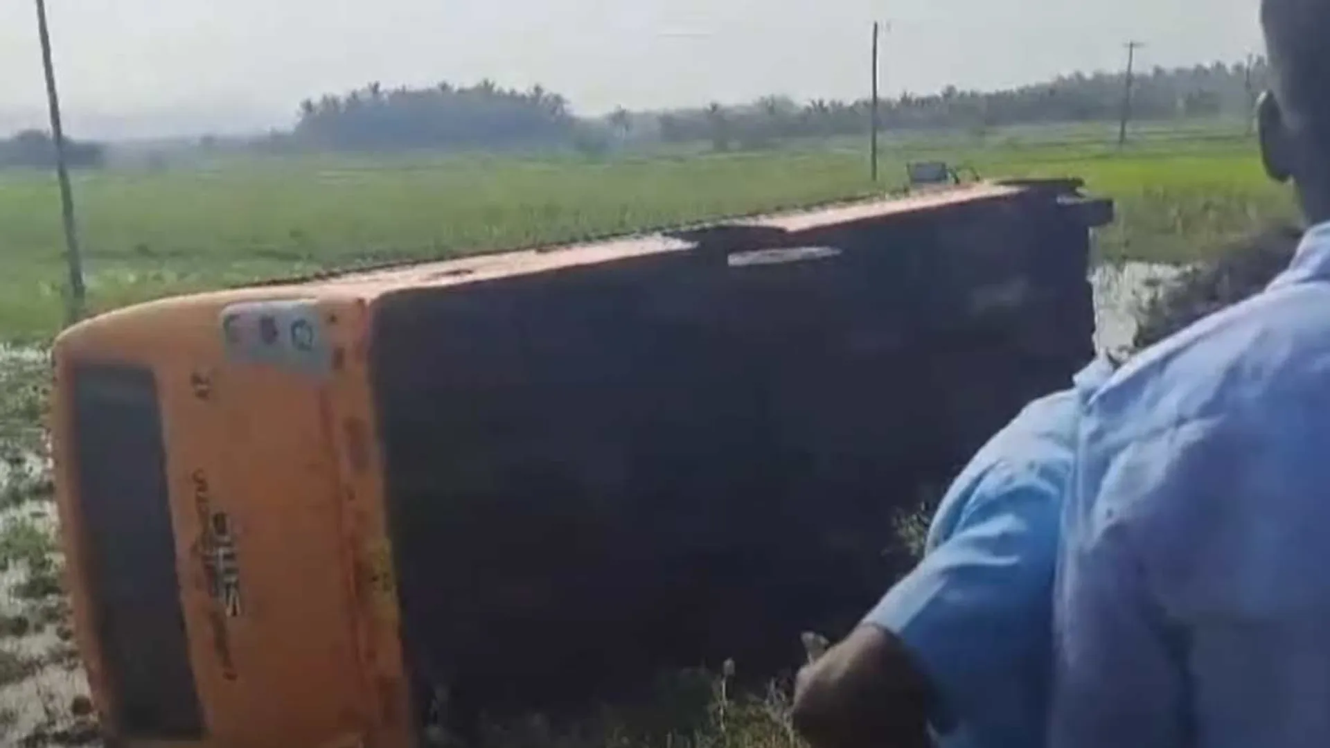 School van overturned in field- four students injured