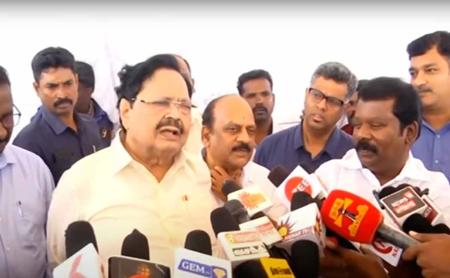  Minister Duraimurugan says People should not dump garbage in lakes 