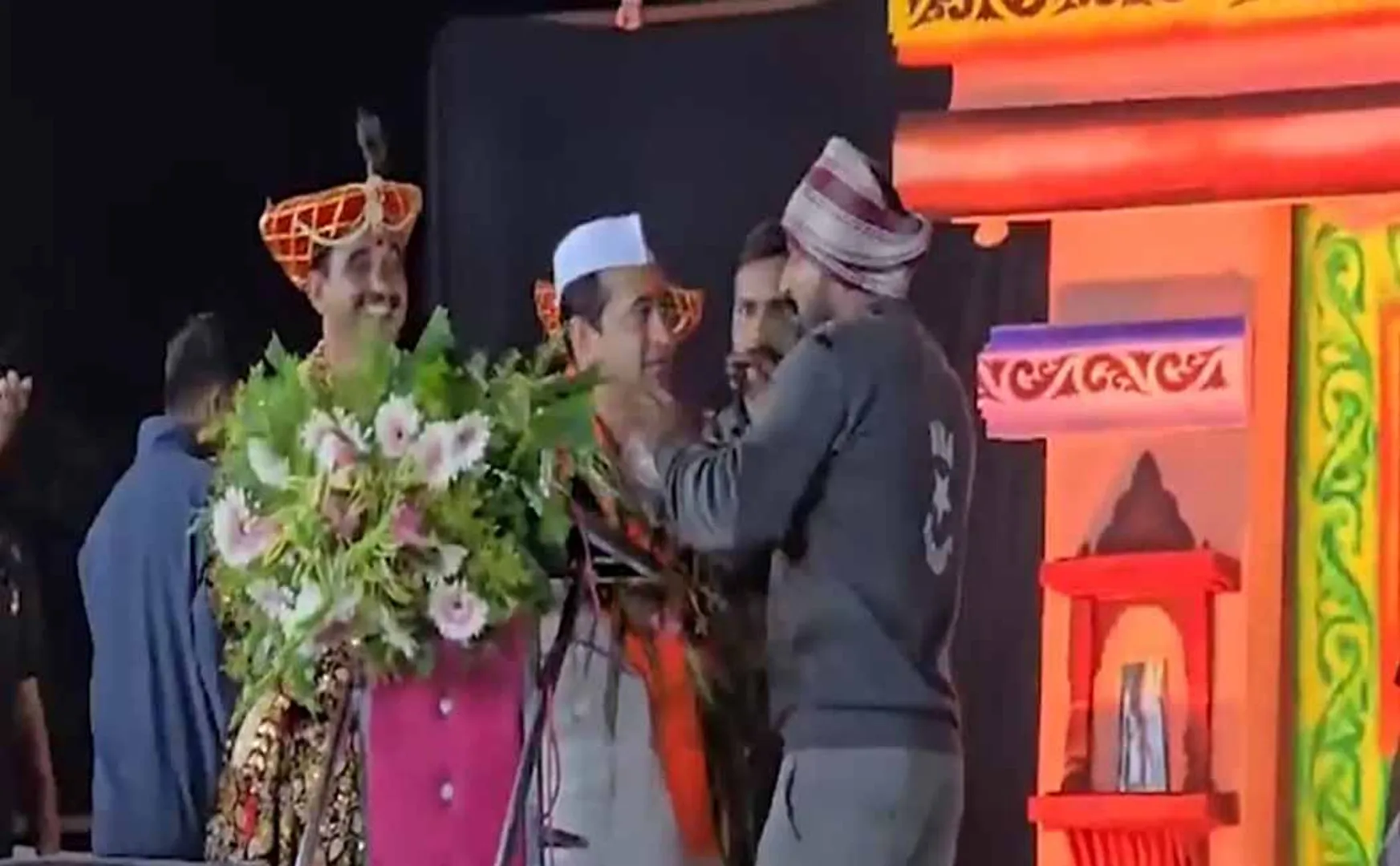 The farmer who garlanded the BJP minister with onion!