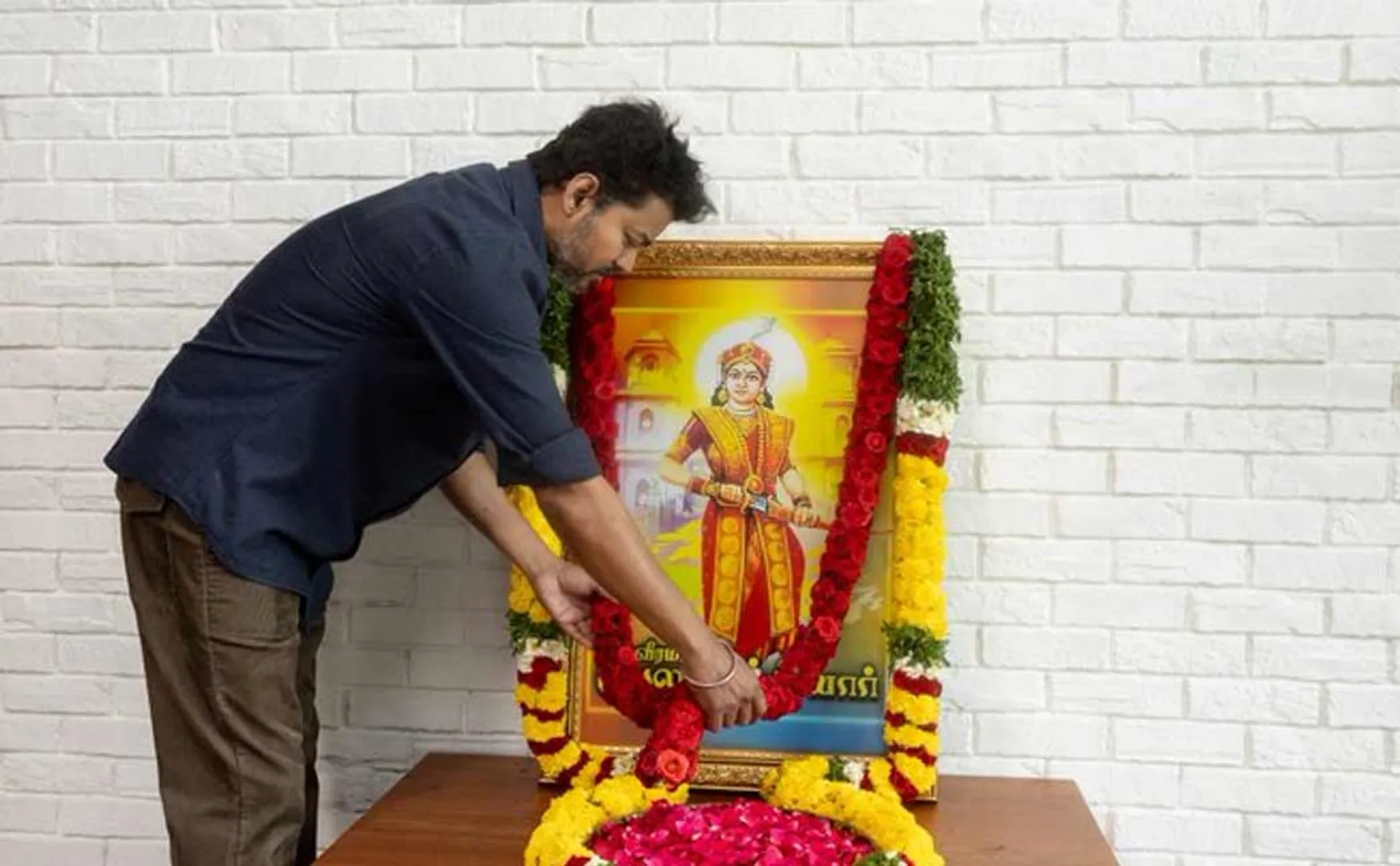 Vijay pays tribute to Veeramangai Velu Nachiyar by showering flowers!