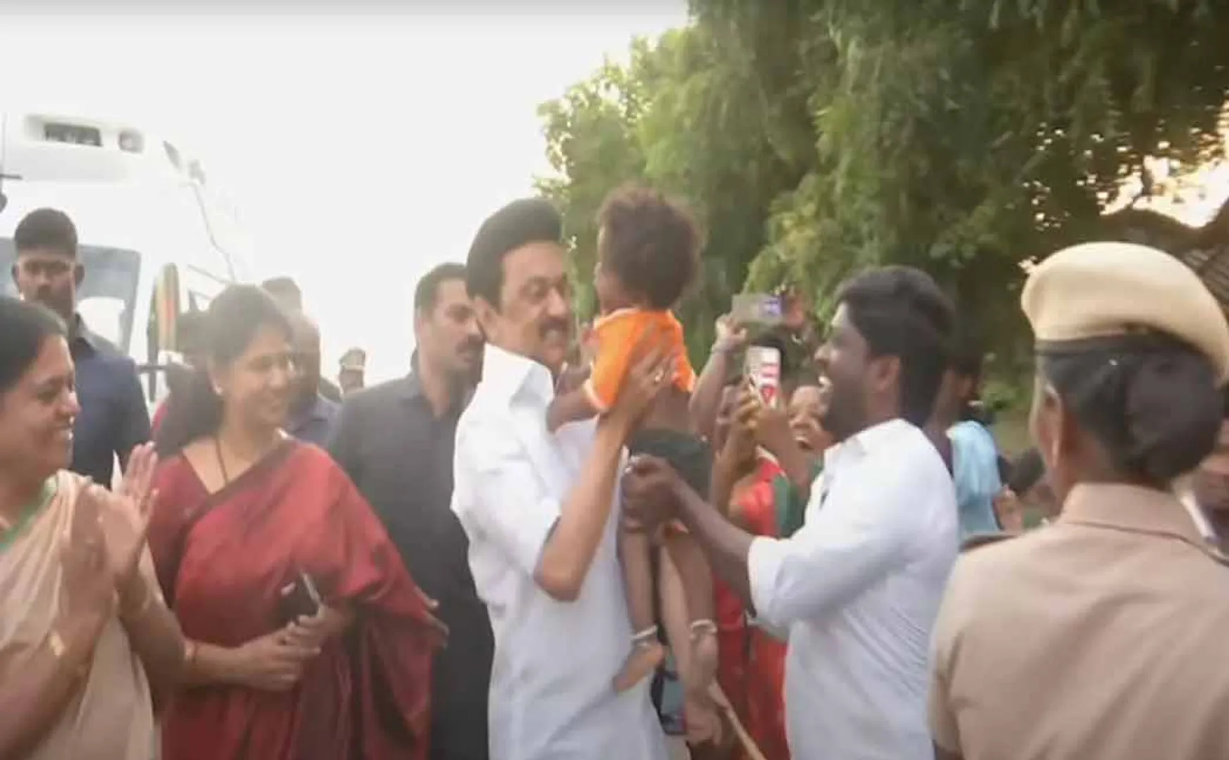 Enthusiastic welcome CM MK Stalin met the public