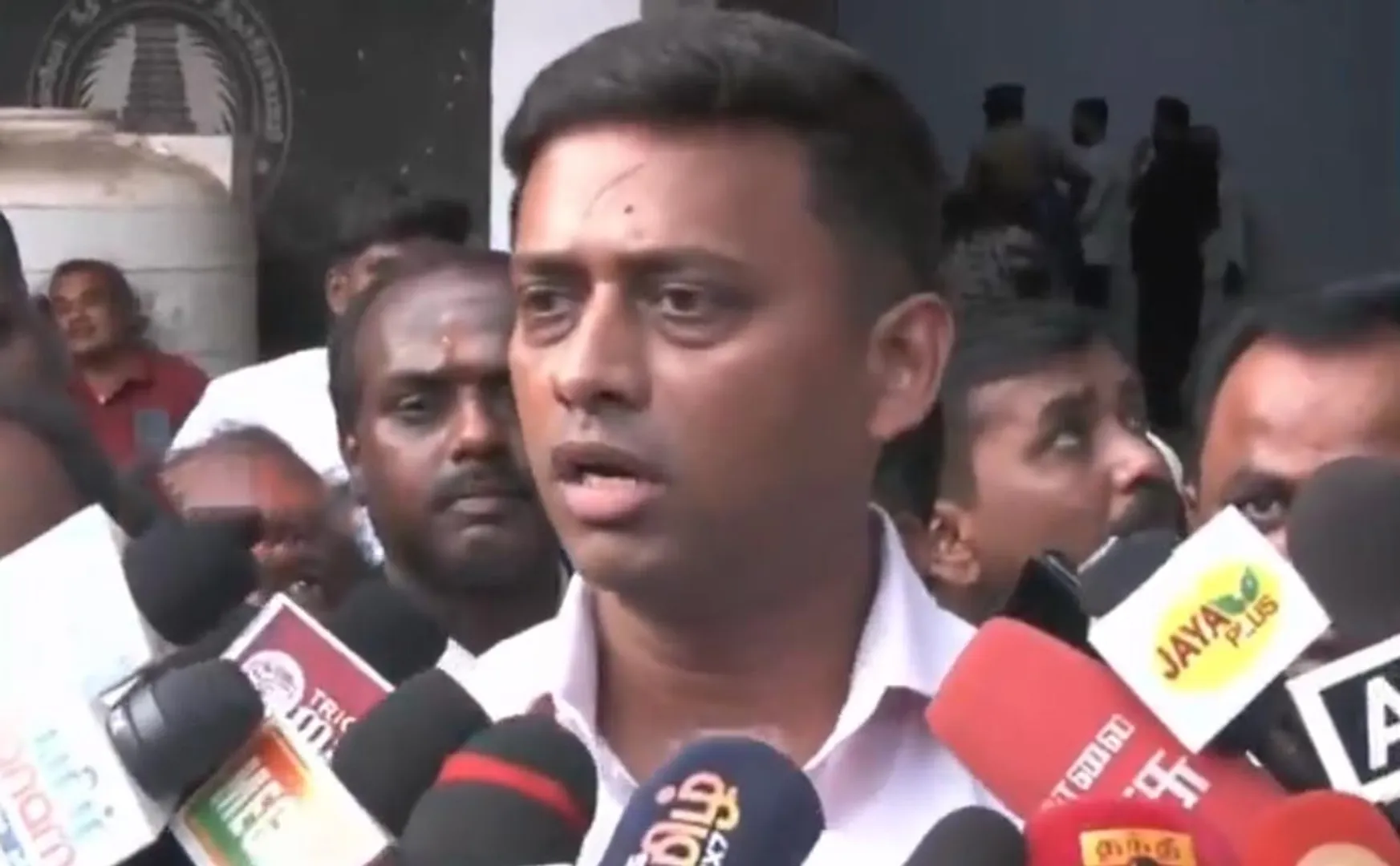 There is confusion and lies in Seaman's talk Varun Kumar IPS