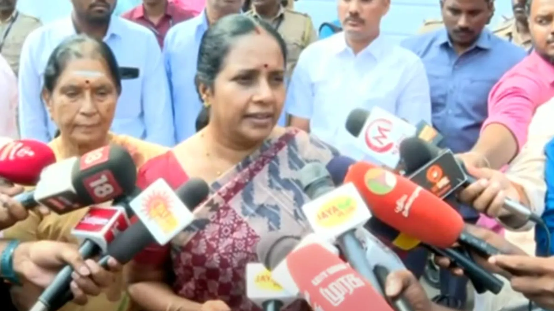 "What is the problem for them in singing the national anthem" - Vanathi Srinivasan interview