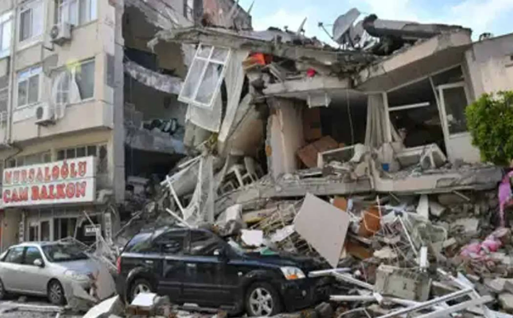 incident happpened to 32 people at Powerful Earthquake in Nepal