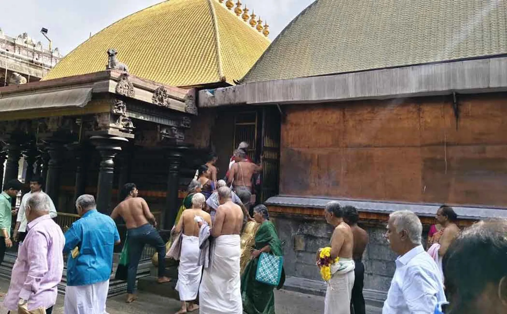 Devotees who Kanaka Sabha of Chidambaram Nataraja Temple darshan Lord 