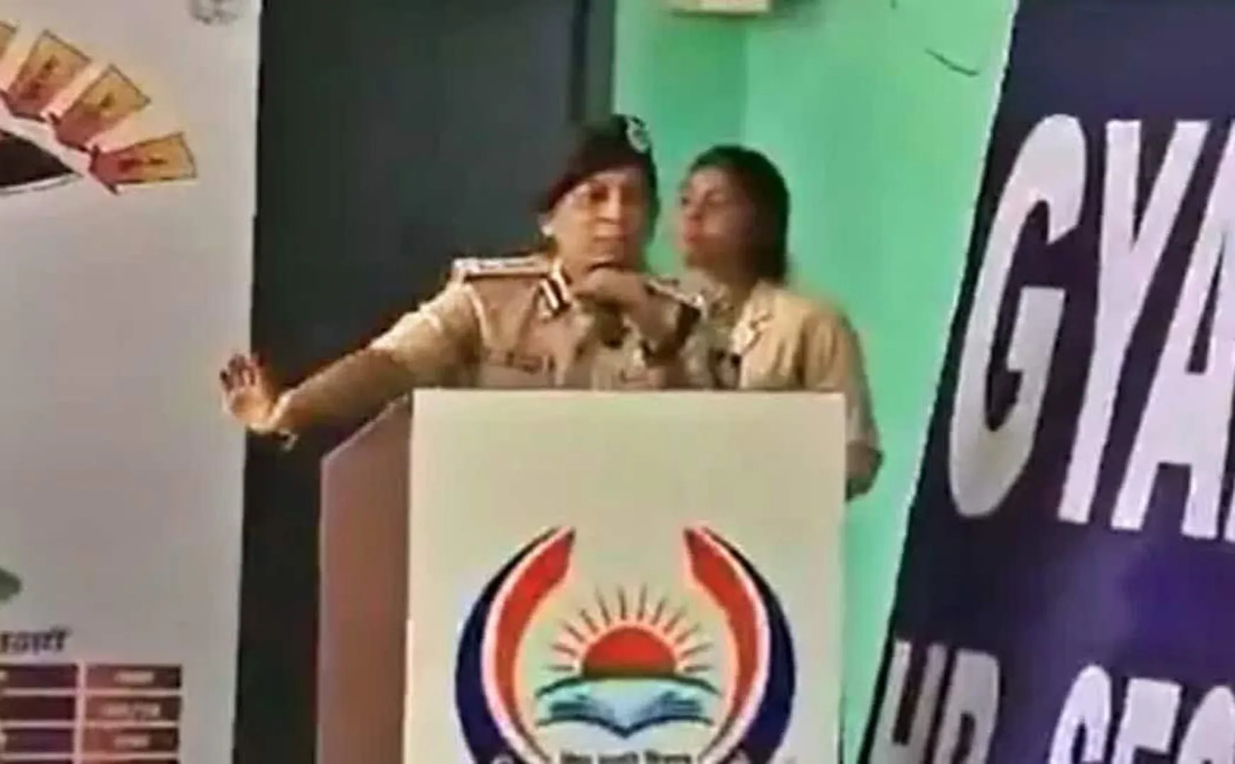 madhya pradesh DIG speaks students about giving birth to beautiful child