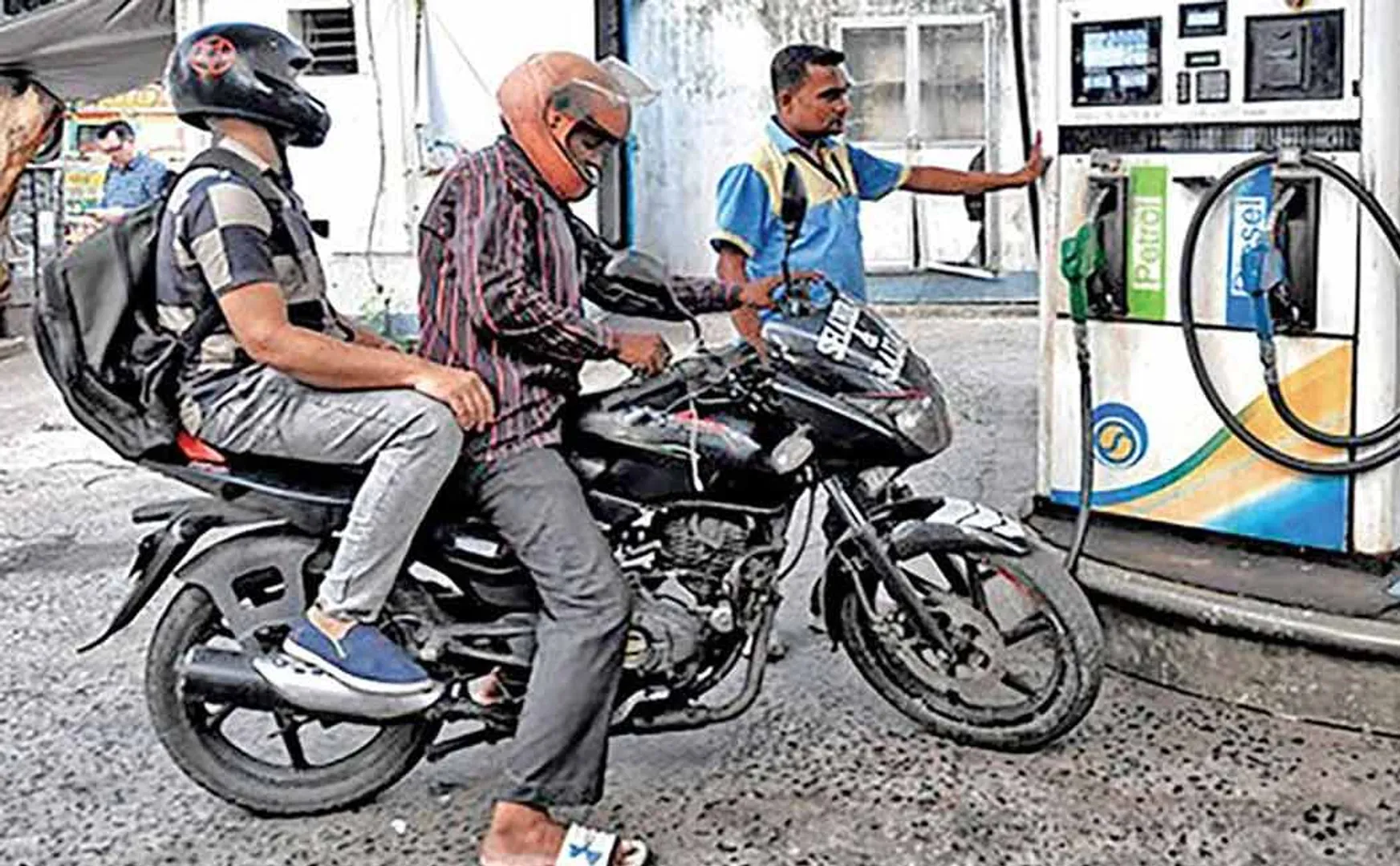 Uttar pradesh government order for motorists at No petrol if don't wear a helmet