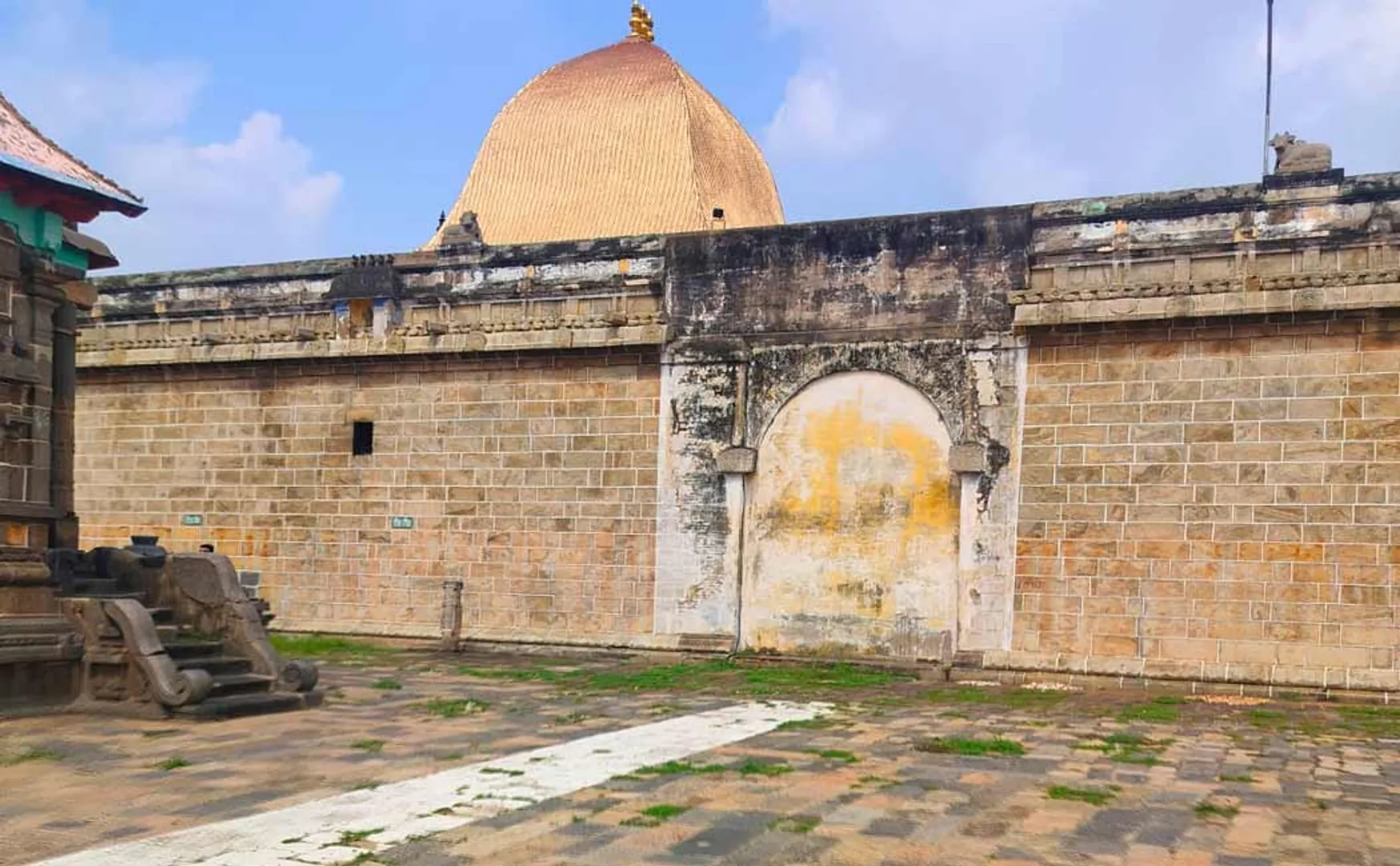 gate through which Nandanar entered should be opened 