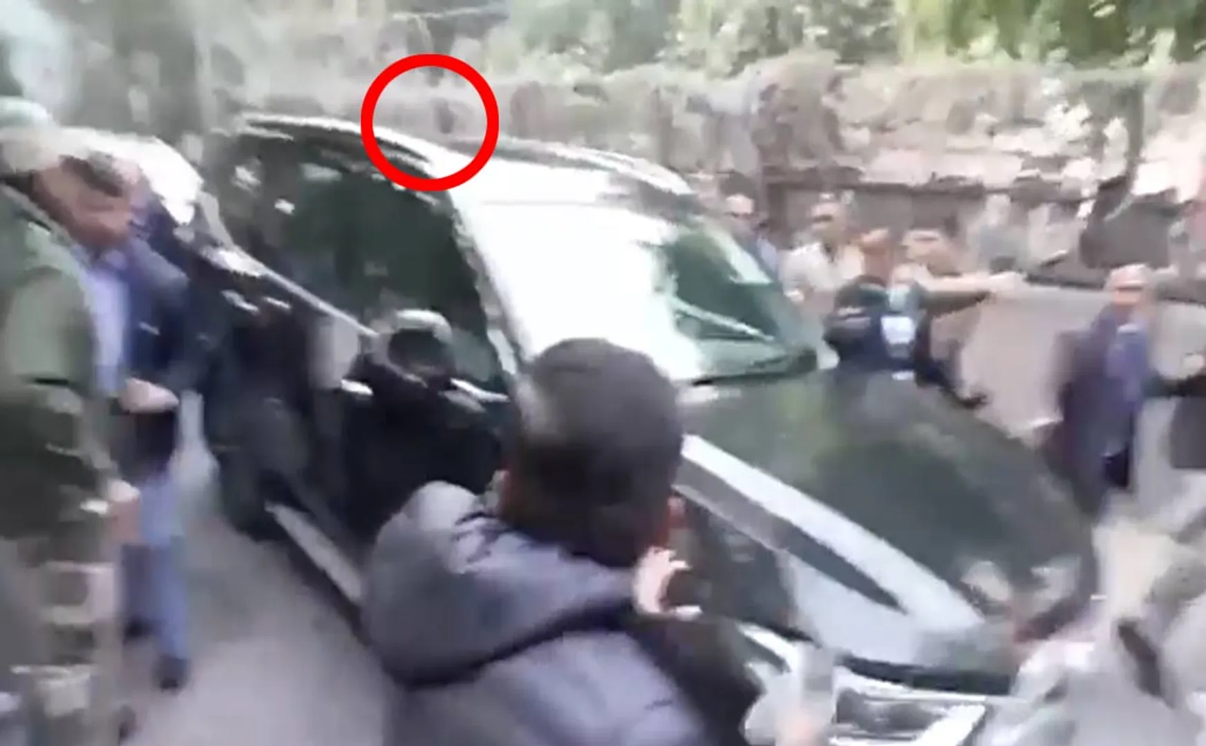 Stone pelting hit on Arvind Kejriwal's car in delhi