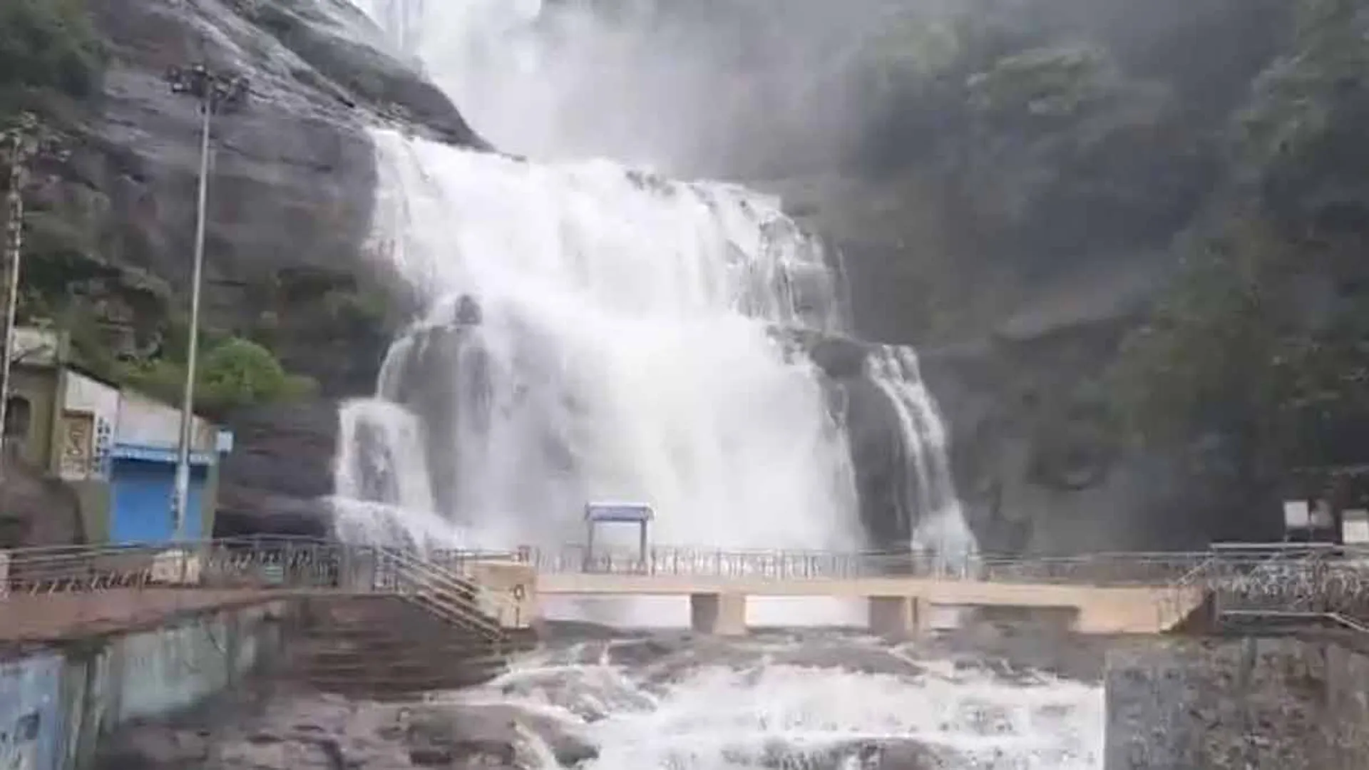 Heavy rains in thenkasi; ban in kutralam