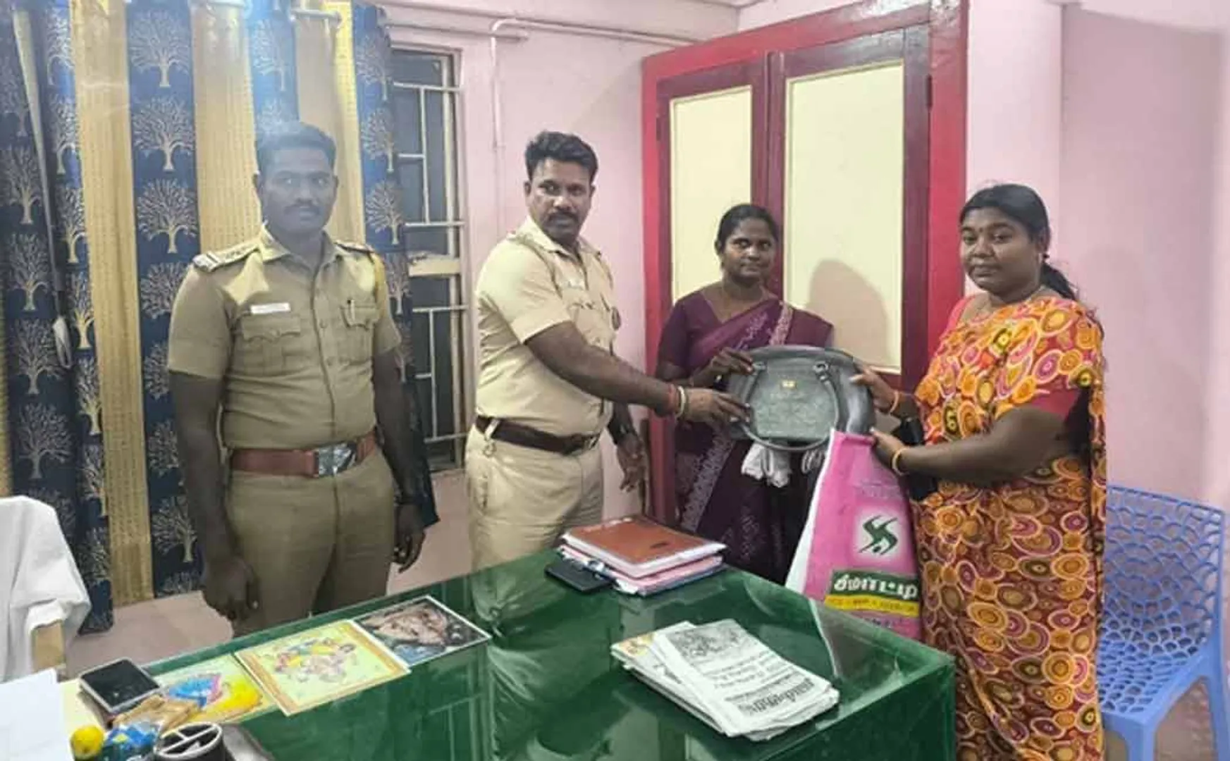 Police worker for his honesty by wearing a shawl