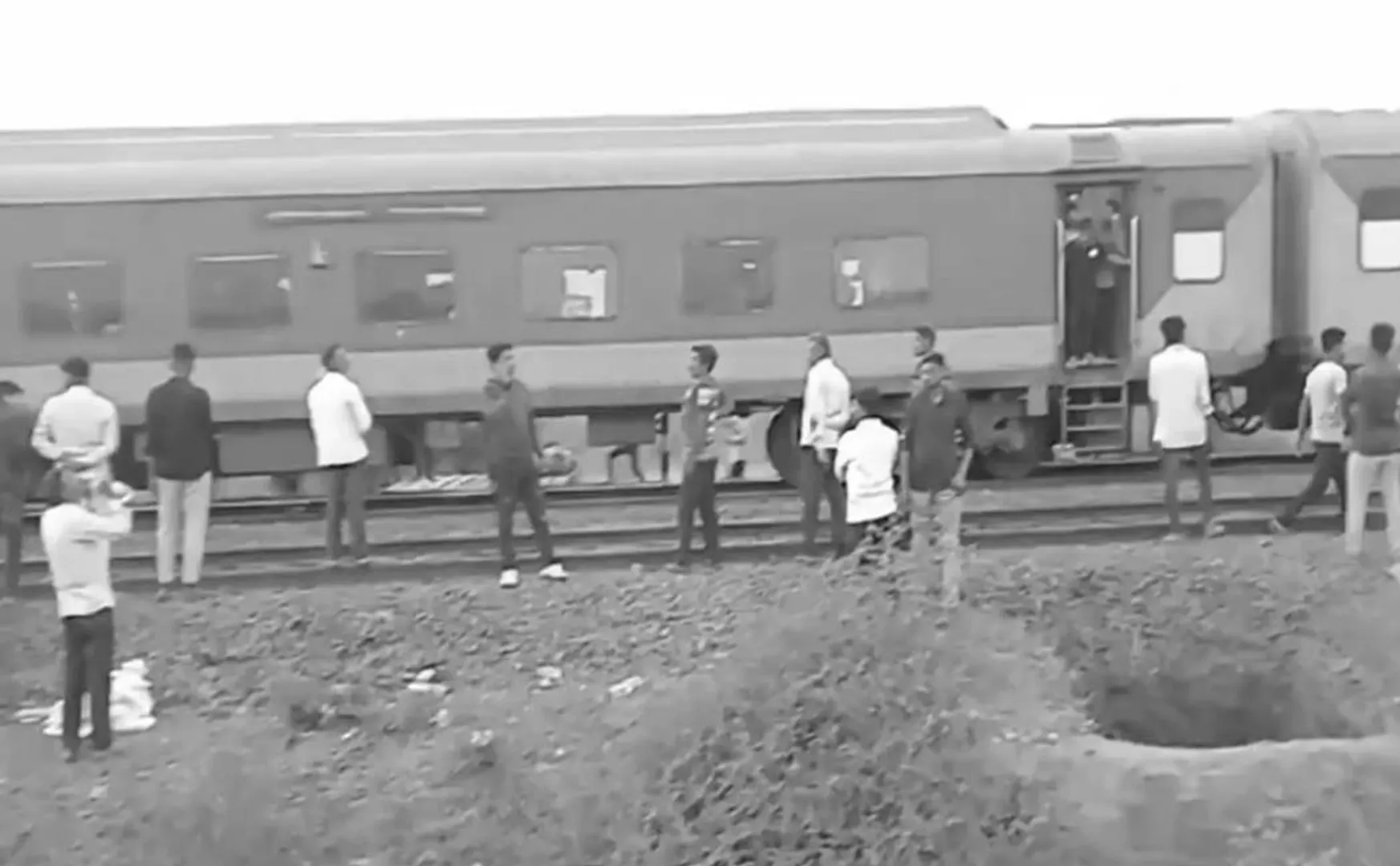 Maharashtra  Pushpak Express Karnataka Express train incident