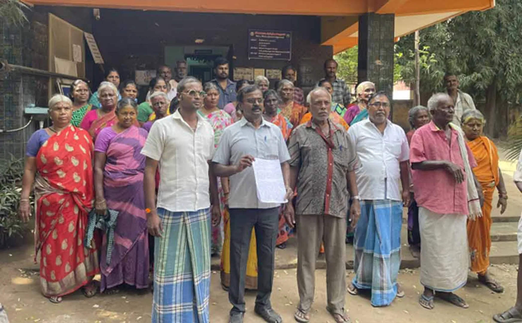Traders besiege Chinnalapatti Town Panchayat office 