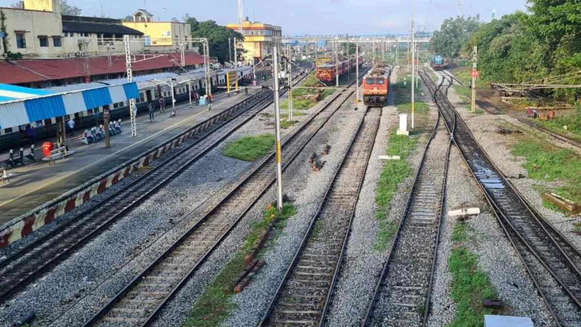 Youth lose their live after getting stuck while trying to board train; Excitement in Arakkonam