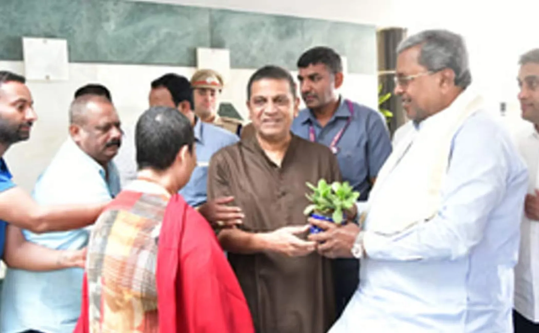 Siddaramaiah visits Kannada actor Shivarajkumar