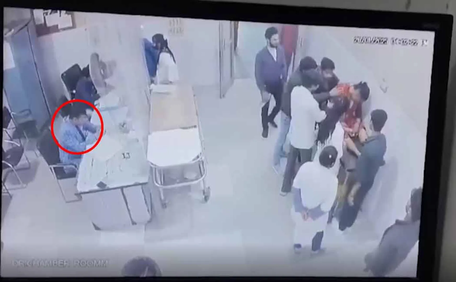 Woman suffering from chest pain and Doctor watched reels without treating her in uttar pradesh