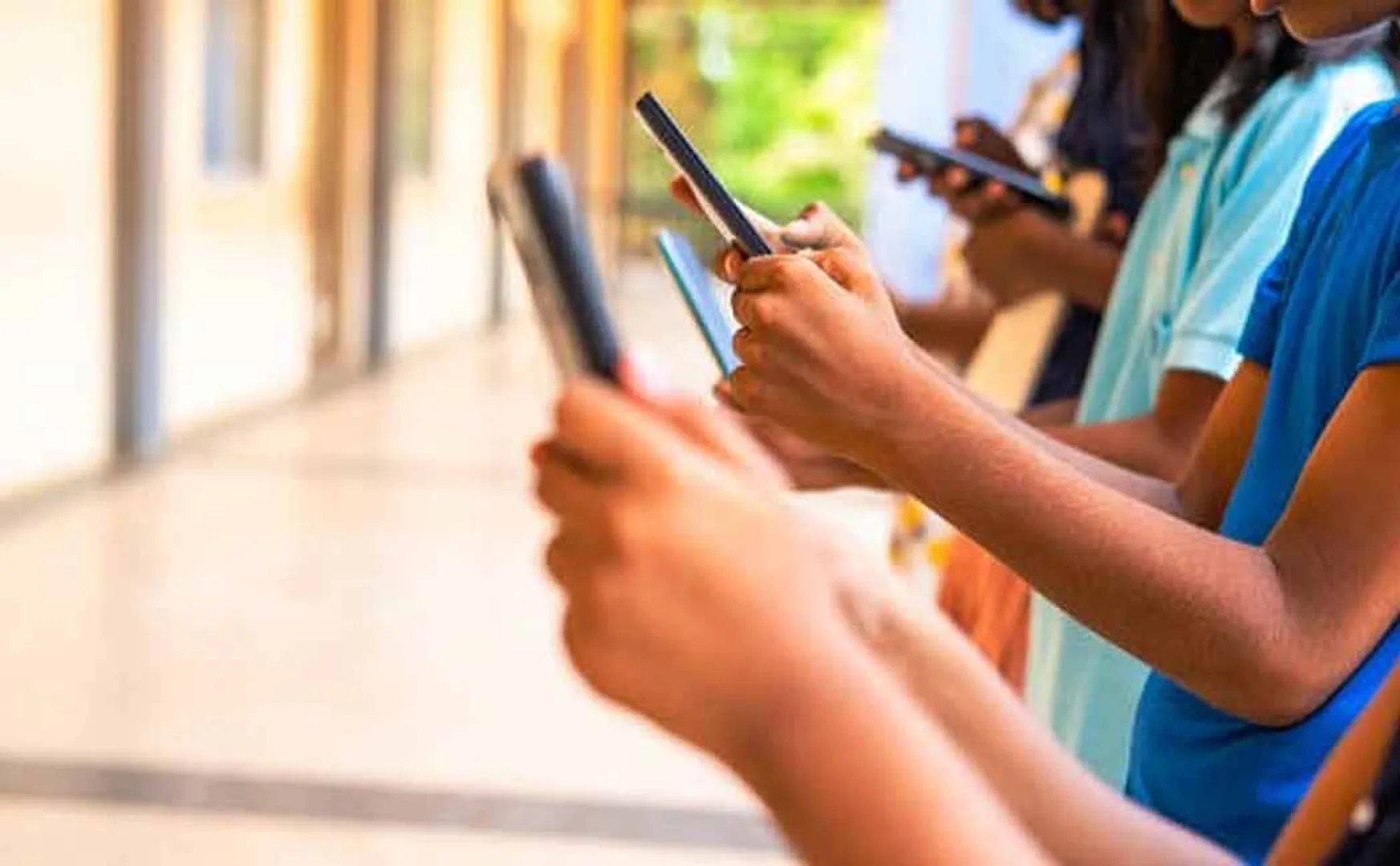  Study reveals shocking information on What do children between the ages of 14-16 use smartphones for?