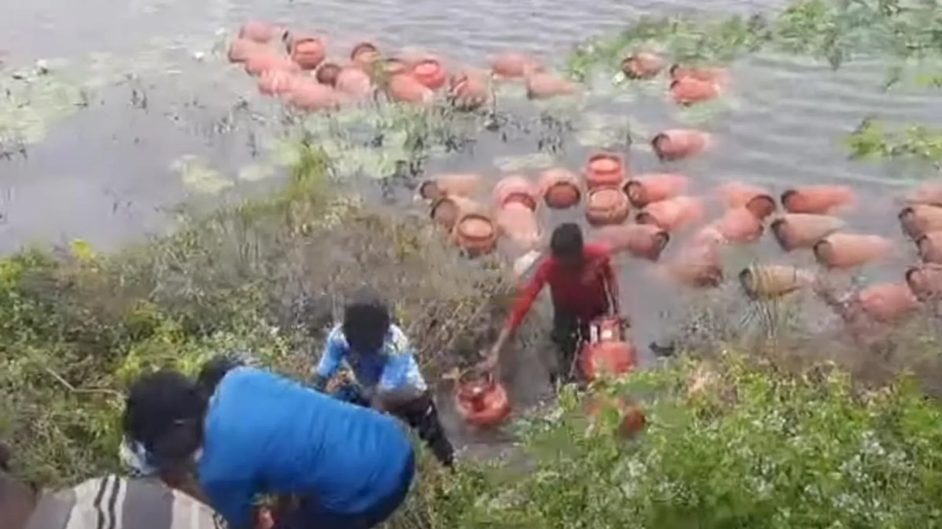 Cylinders floated in the lake - stir near Tiruvannamalai