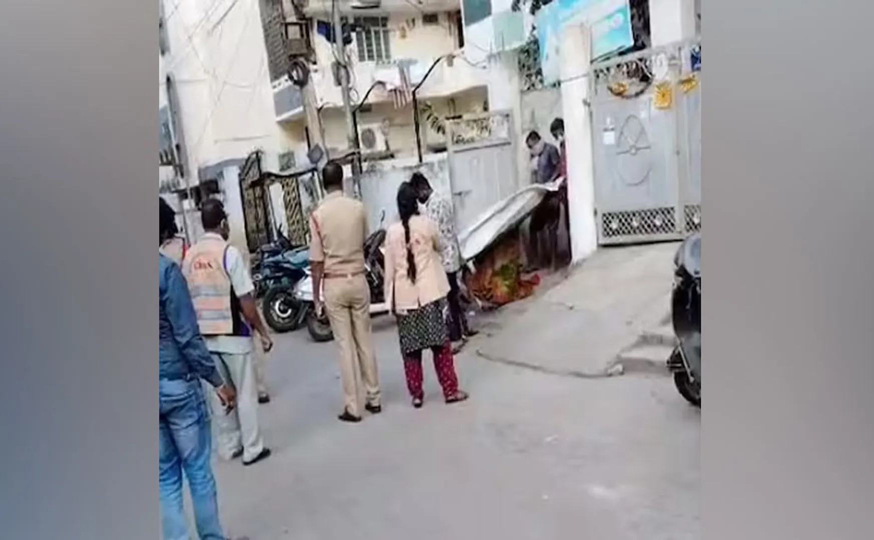 Daughters lived with their mother's corpse for a week in telangana