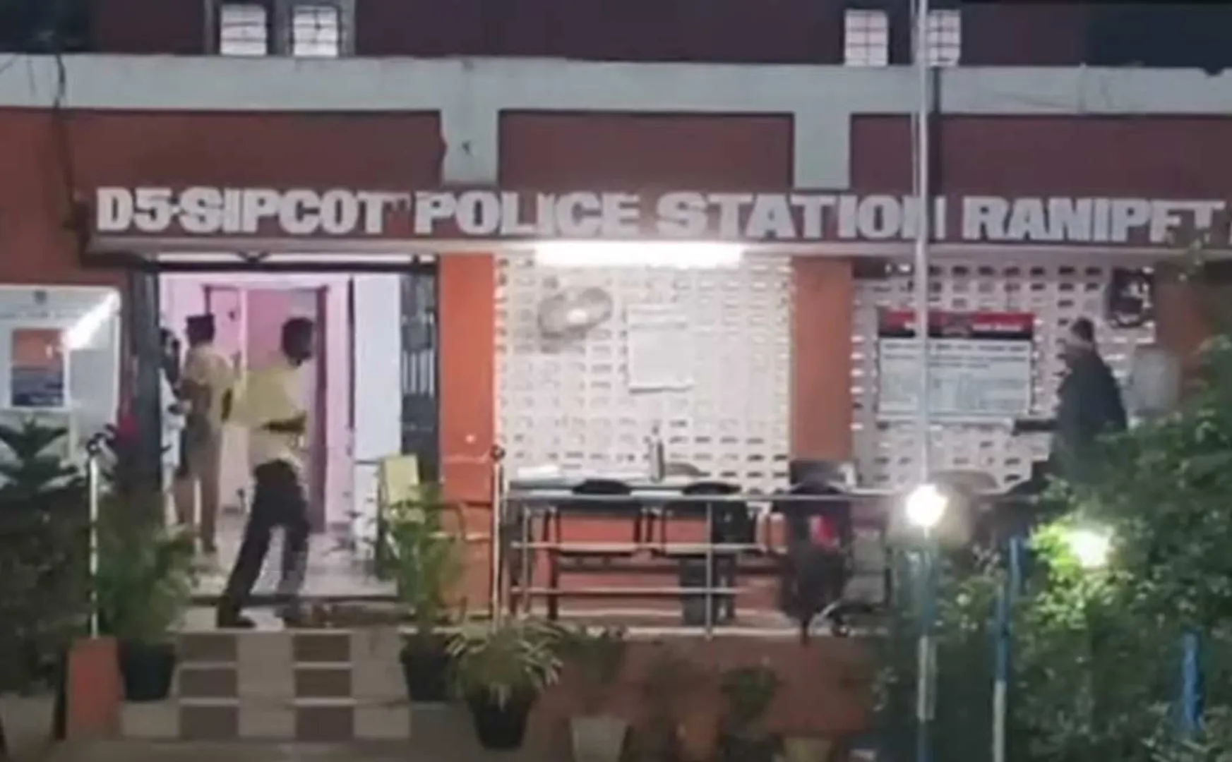 Petrol hit on police station at ranipet 