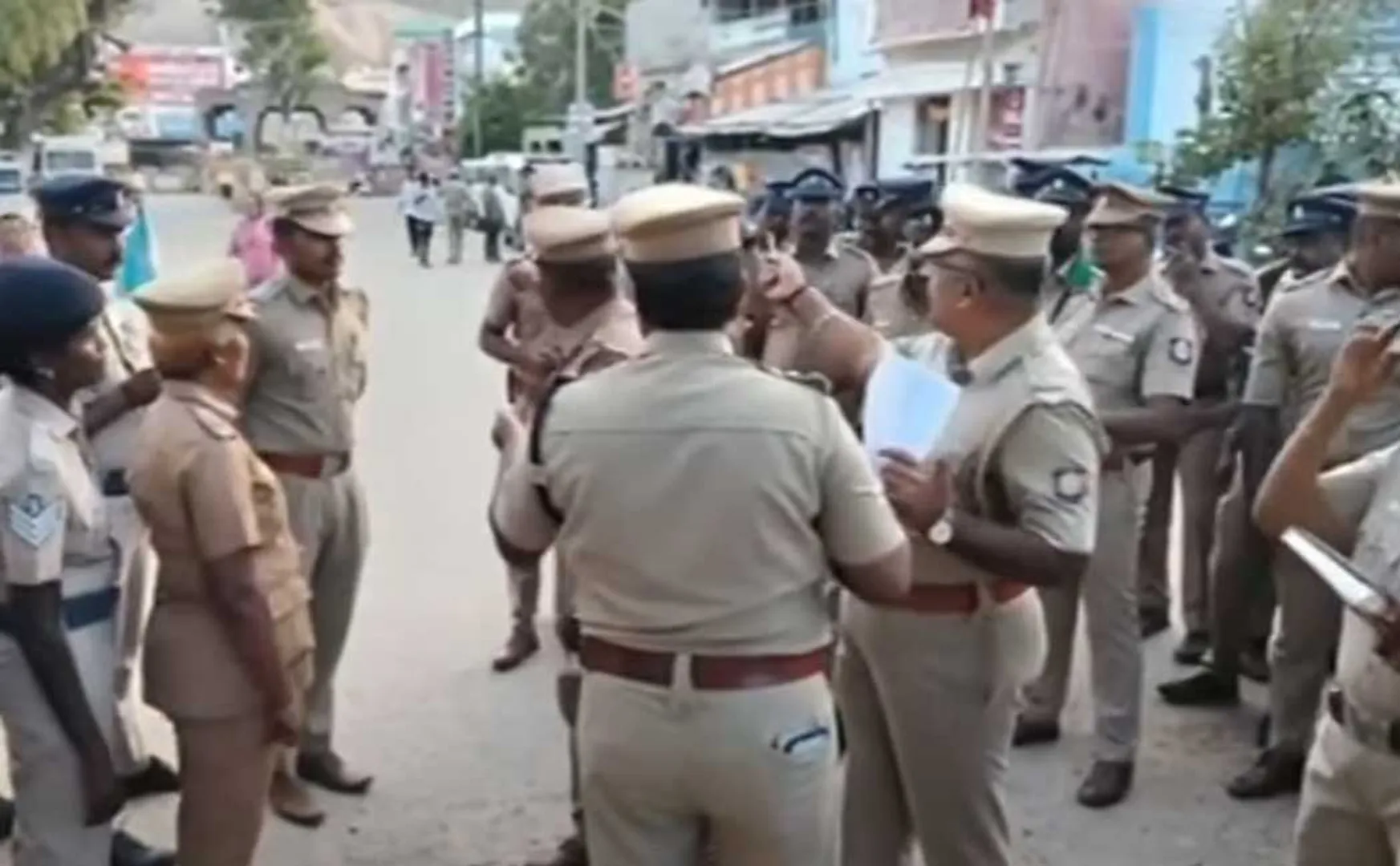 Denial of entry to devotees Police gathering around Tiruparangunram Hill