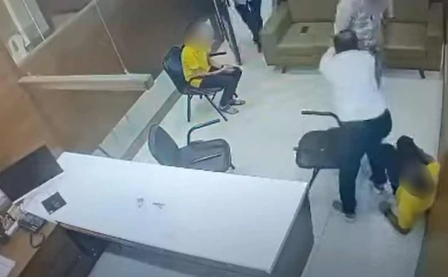 Father stabs 17-year-old boy who spoke to his daughter to phone