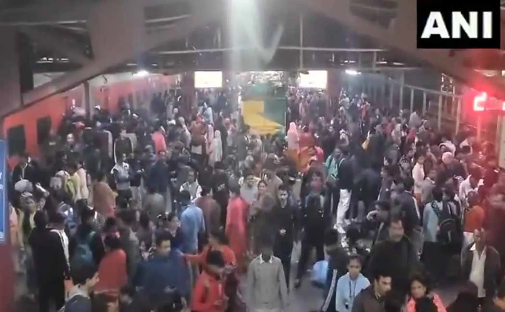 18 people lost his live in stampede at  new Delhi railway station