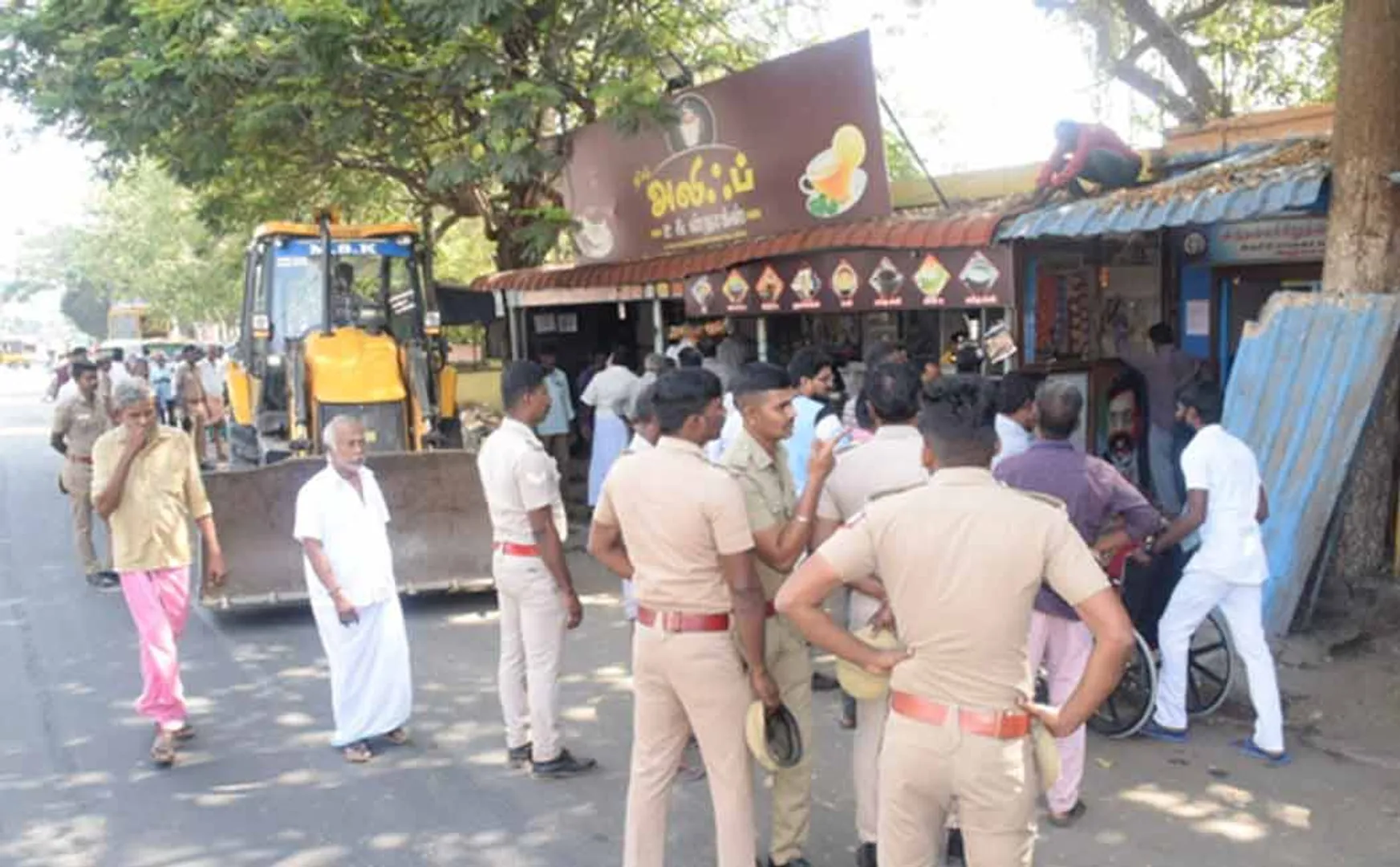 Argument between police and VKC members during removal of encroachment  Trichy!