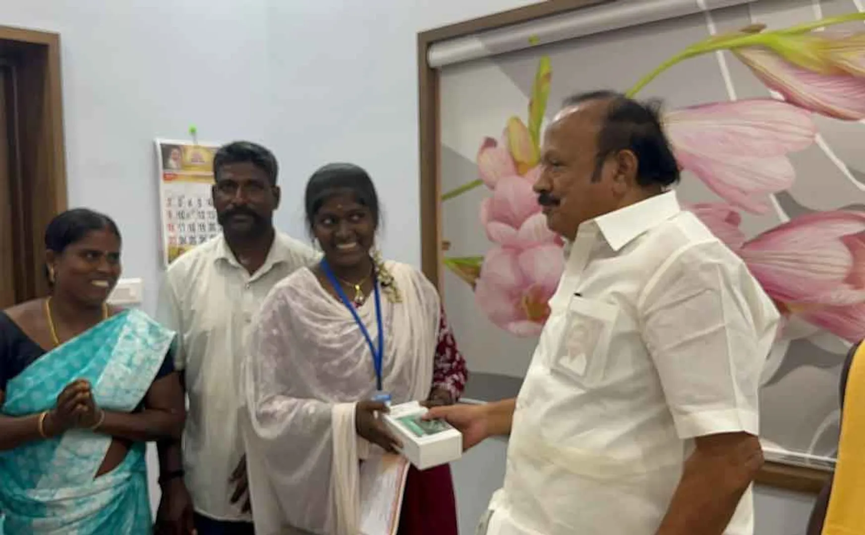 Minister given cell phone to students who gave letter to cm stalin 