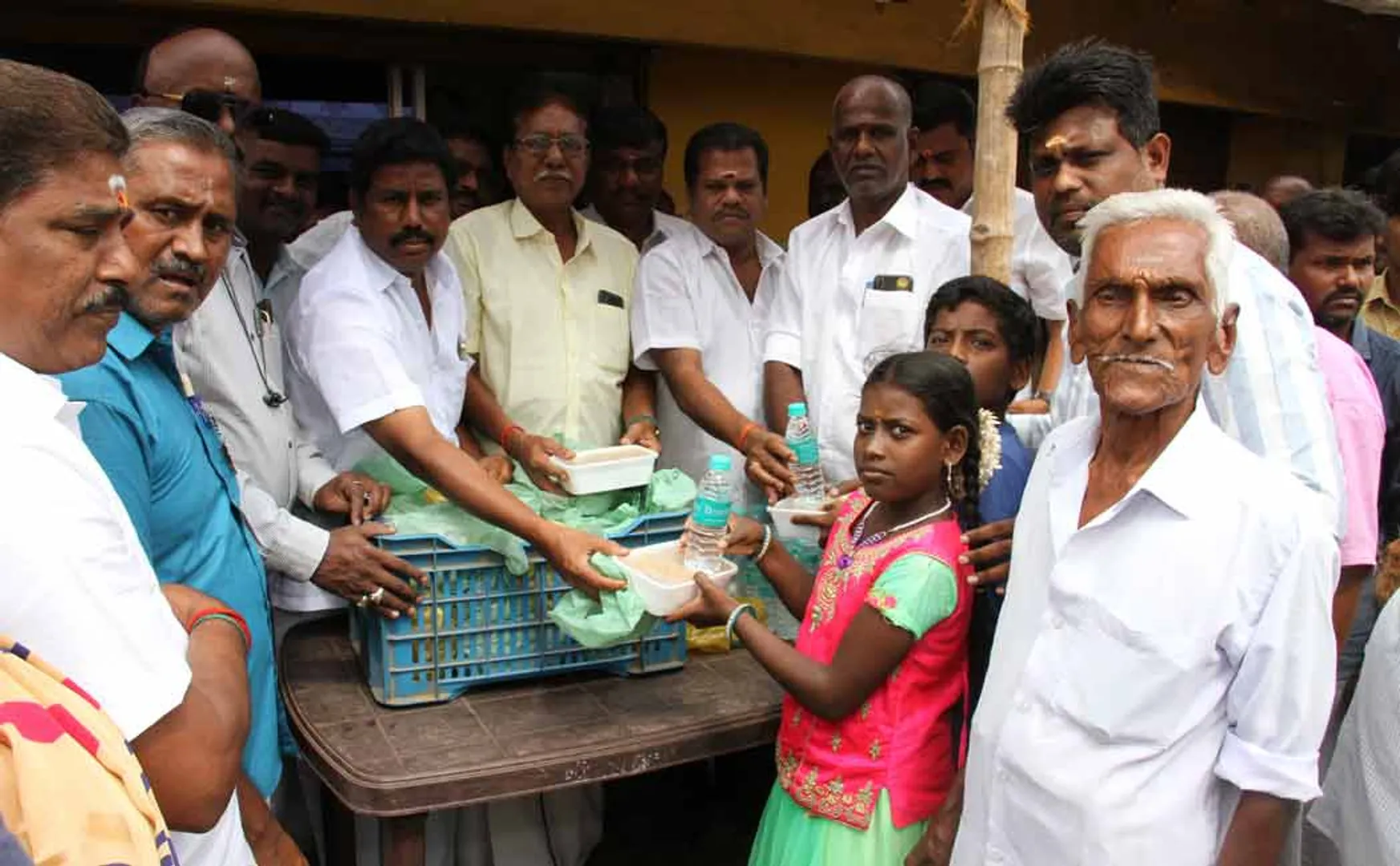 DMK members serve biryani public occasion cm stalin birthday