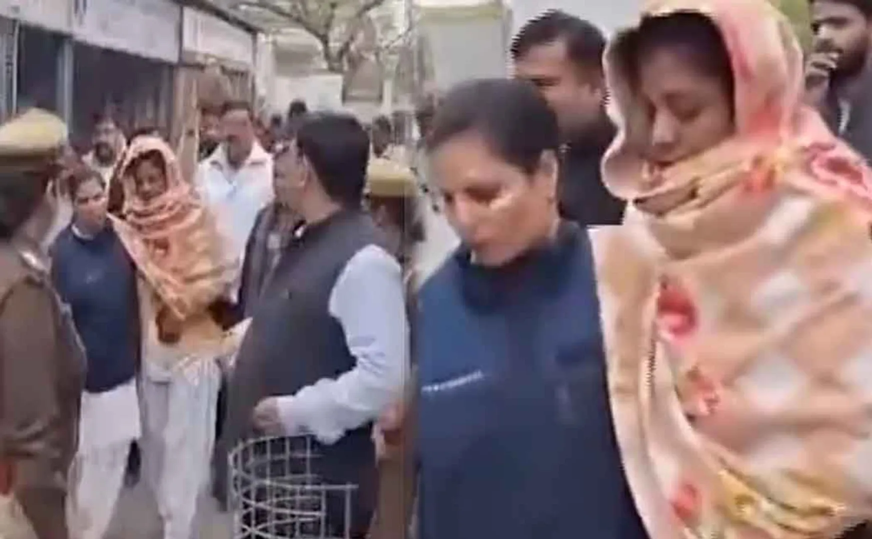 Acid on female lawyer in inside court in uttar pradesh