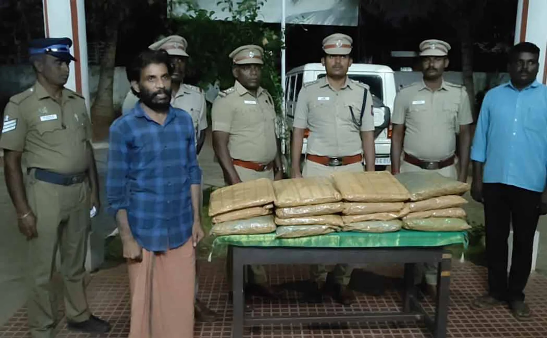 Police arrest gang selling cannabis