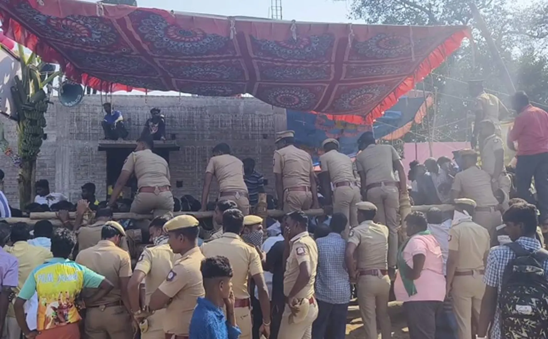 Clashes between two parties at the bull-raising ceremony 
